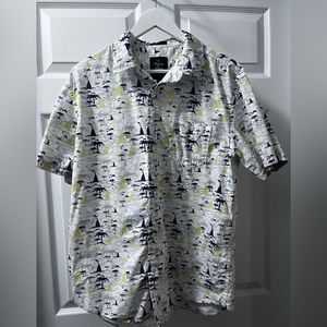 ⭐️ SUPER COOL men’s short sleeve button up, size large, slim fit.